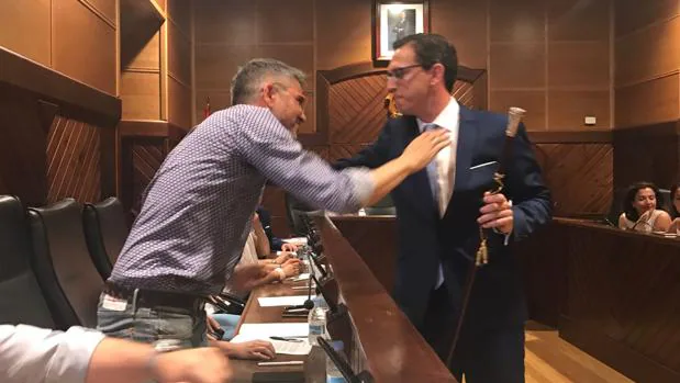El alcalde saliente da el bastón de mando a Santiago Cabello