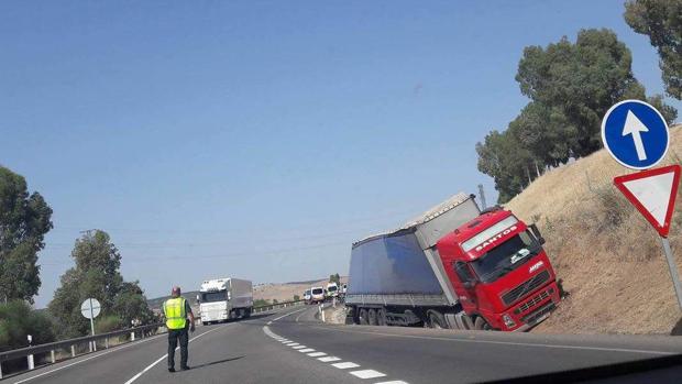 El camión accidentado tras volcar en la N-432