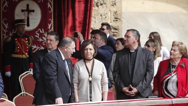 La alcaldesa de Córdoba, Isabel Ambrosio, en el palco principal de la Carrera Oficial