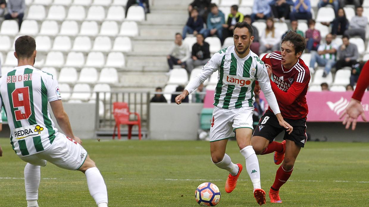 El centrocampista del Córdoba CF Sergio Aguza conduce el balón