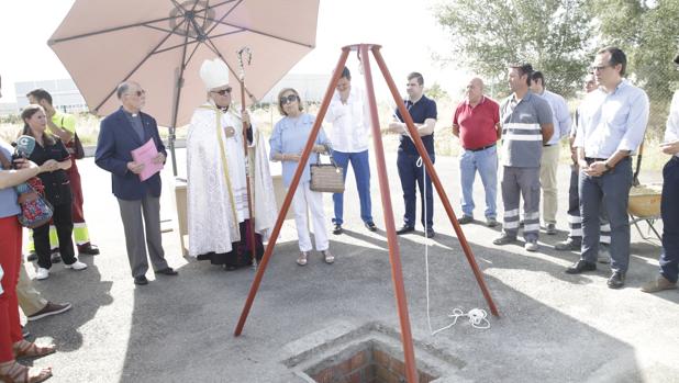 El obispo durante la colocación de la primera piedra de la nueva sede de Solemccor