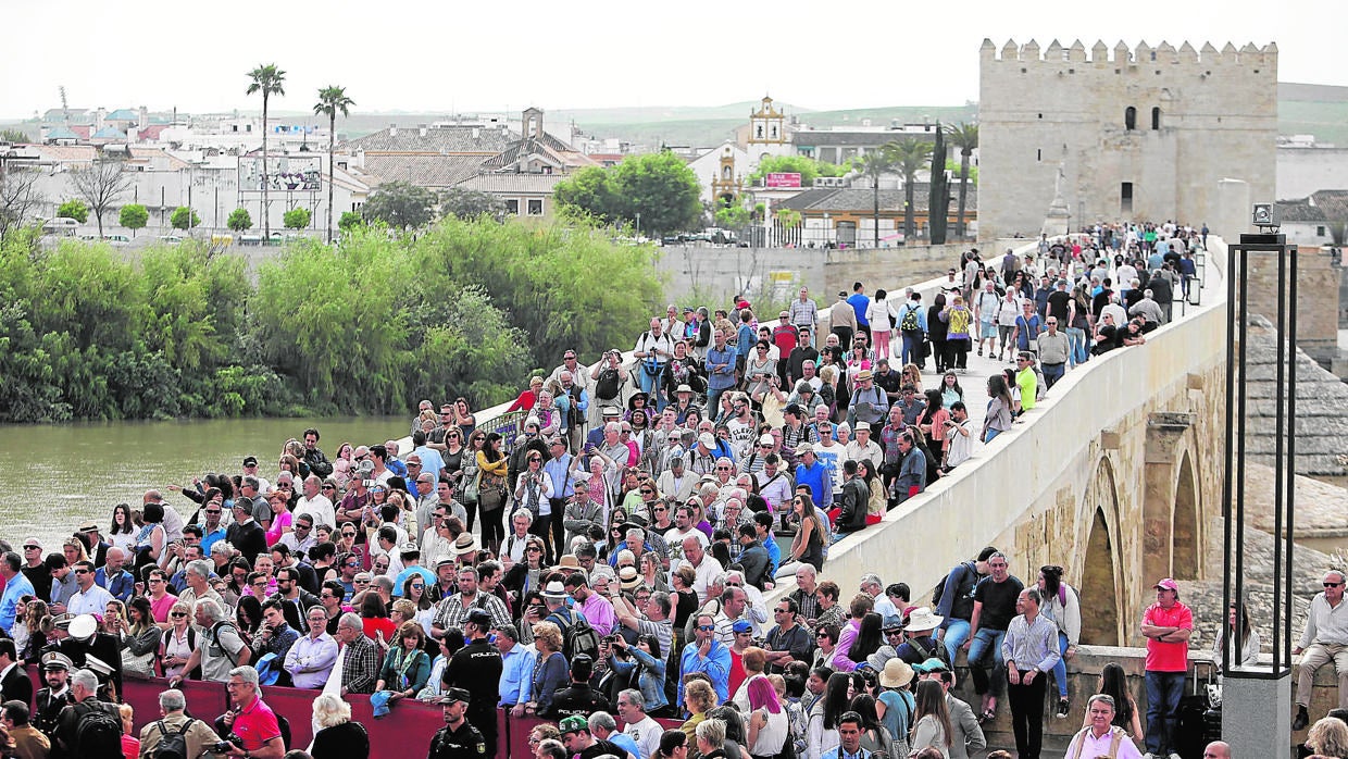 Público en el Puente Romano durante la última semana santa