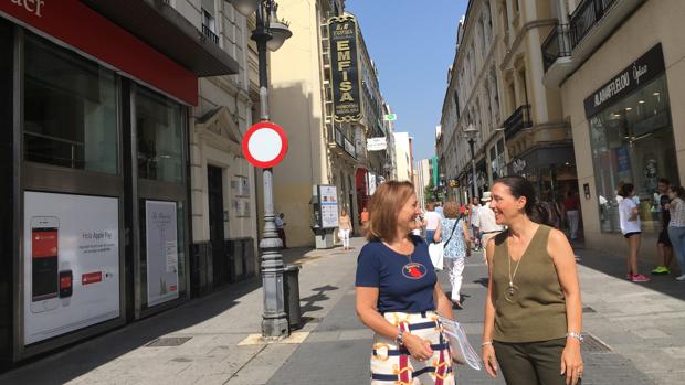 Laura Ruiz y Carmen Souna en la calle Gondomar, que aún está sin toldos