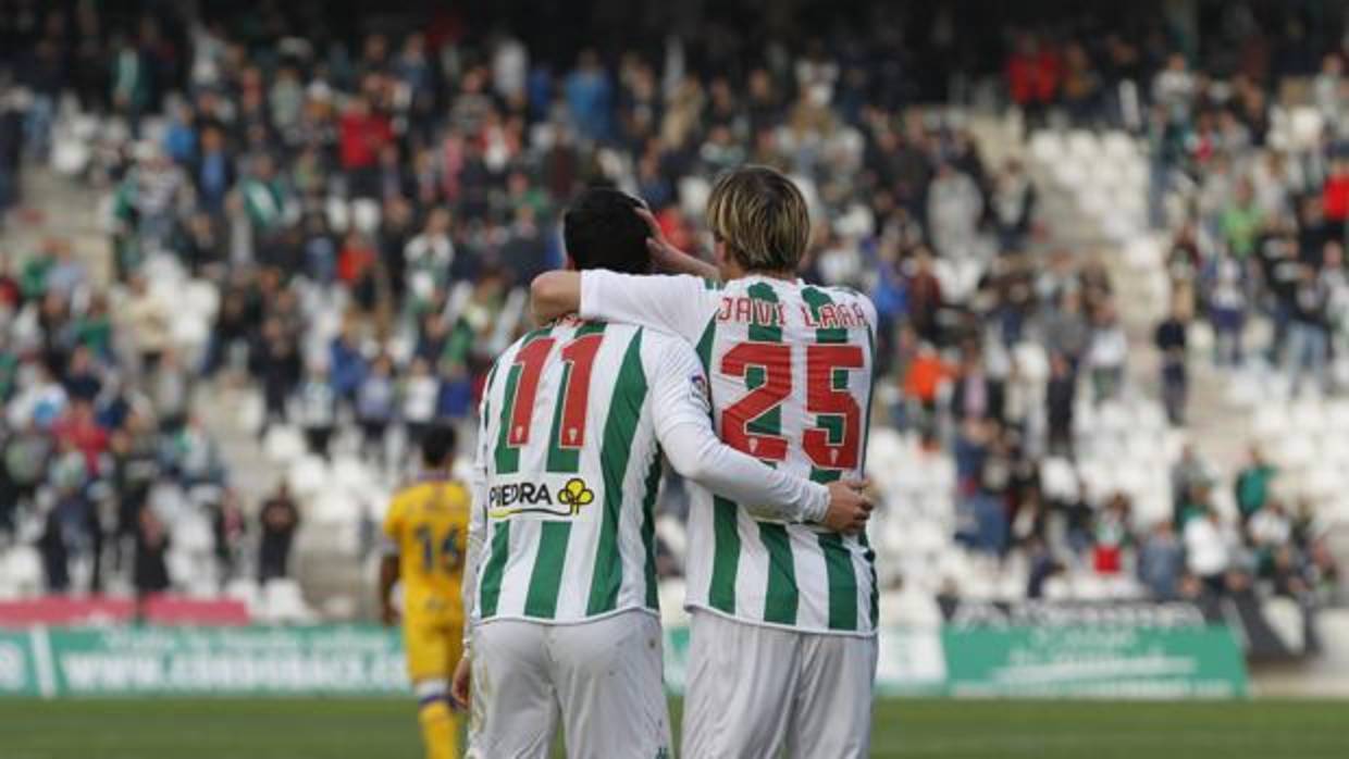 Alfaro se abraza con Javi Lara