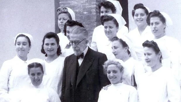 El doctor Gálvez, junto a las matronas