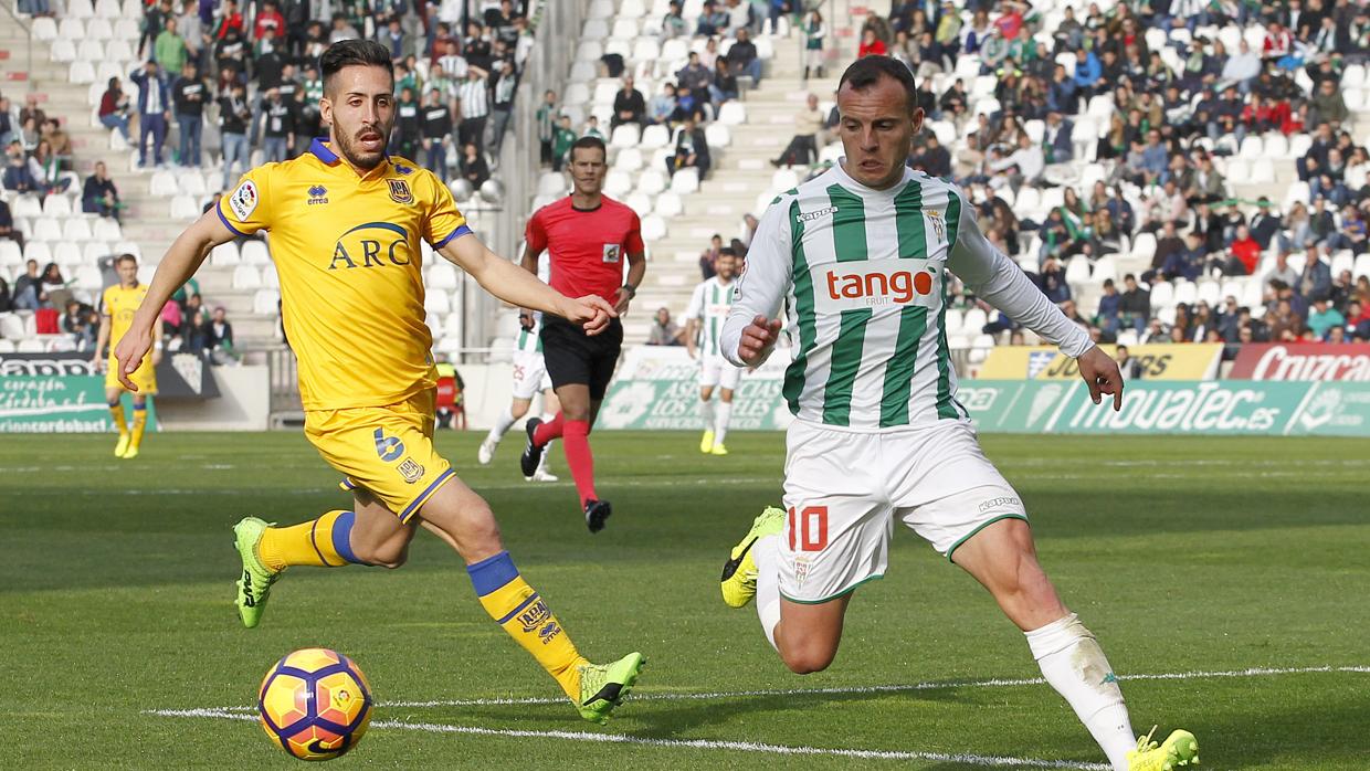 Juli conduce el balón ante Toribio, del Alcorcón