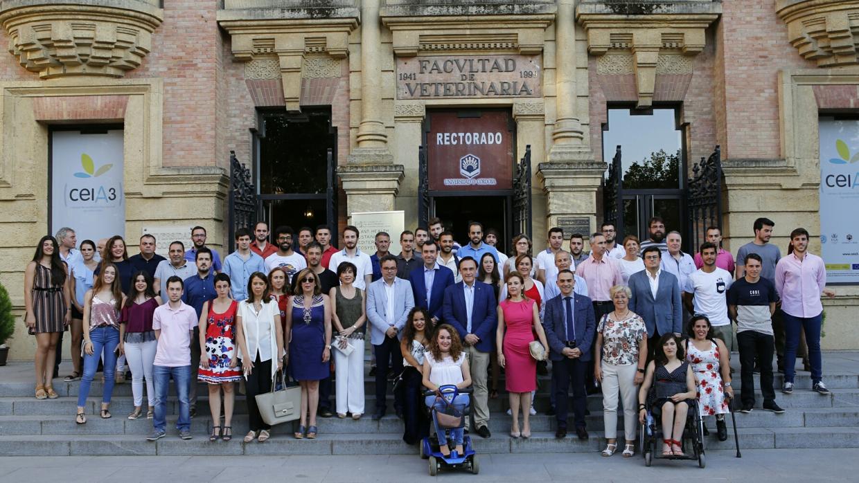 Foto de familia de deportistas premiados, autoridades y patrocinadores