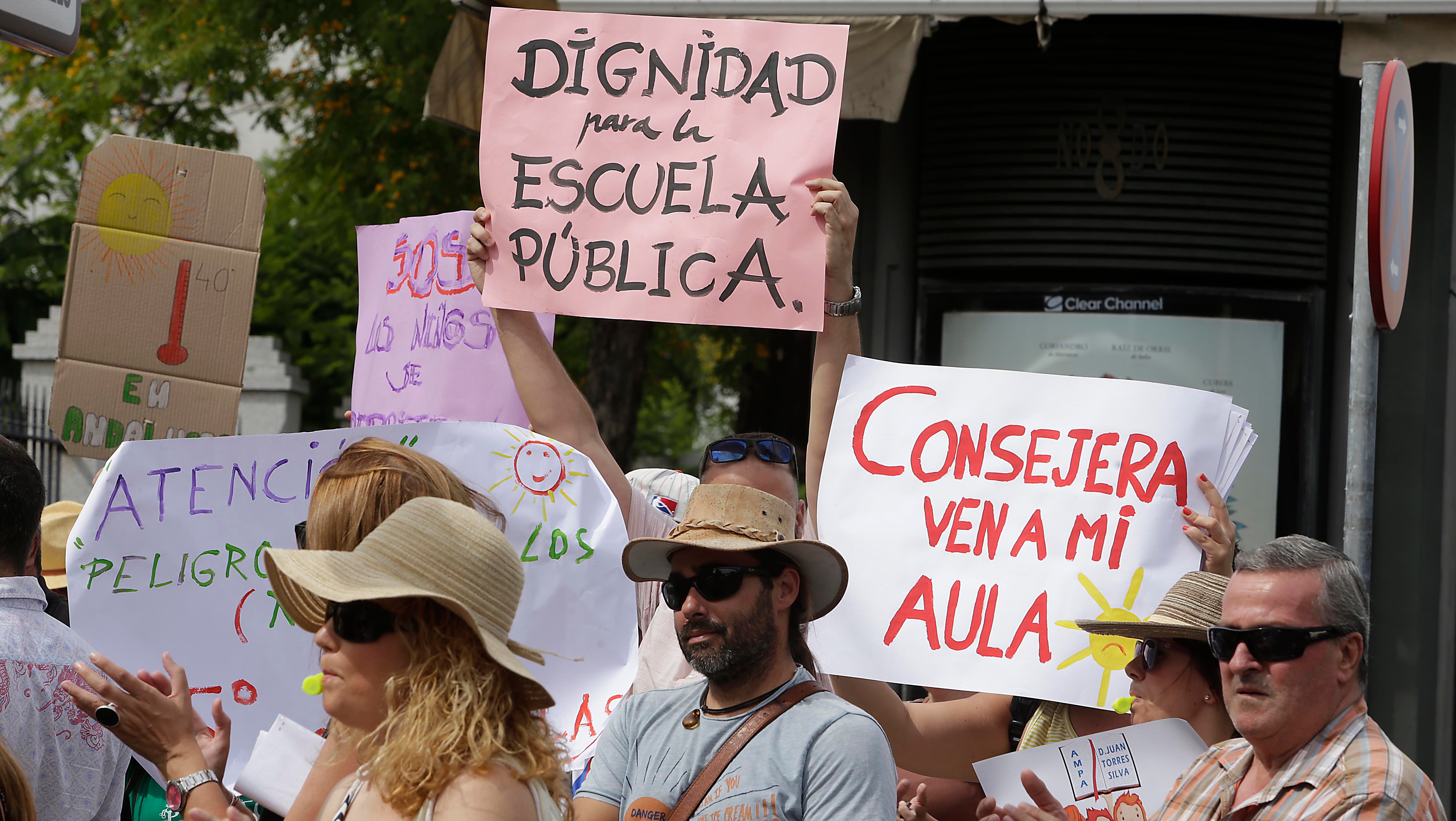 Manifestación frente al Parlamento de Andalucía de padres por el calor en los colegios