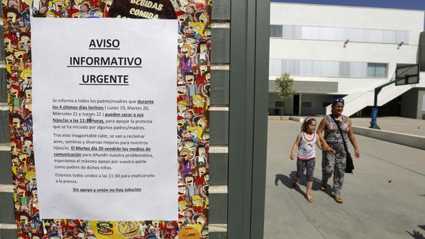 Cartel informativo en la puerta de un colegio de Córdoba por el calor