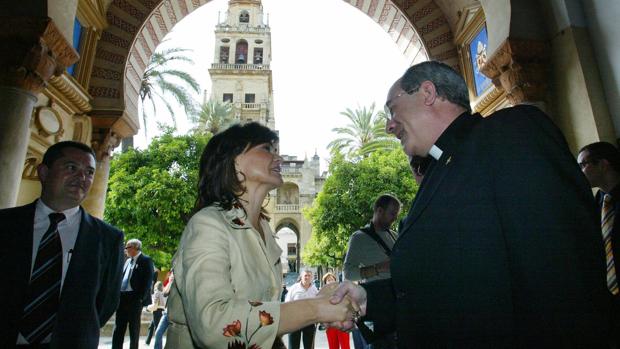 Carmen Calvo estrecha la mano del entonces obispo de Córdoba, en 2006