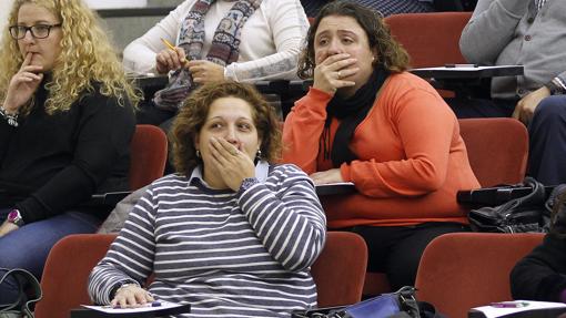 Opositores durante un examen