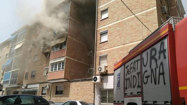 Una intensa humareda salía del piso incendiado en Málaga cuya inquilina ha fallecido