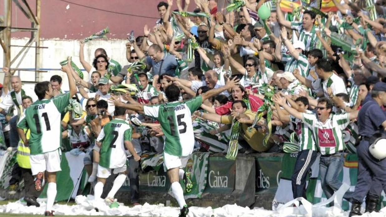 Dani celebra el gol del ascenso a Segunda del Córdoba CF en Huesca