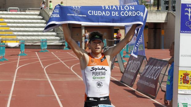 Camilo Puertas celebra la victoria en el Triatlón Ciudad de Córdoba