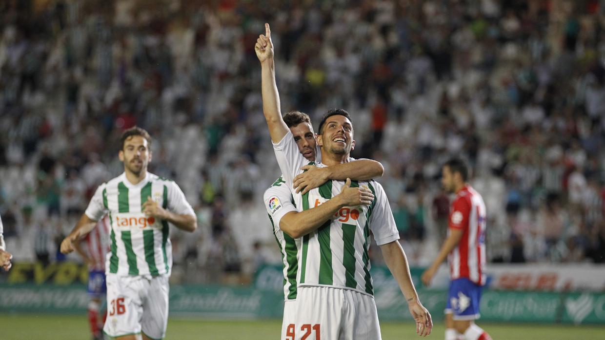 Carlos Caballero señala con el dedo índice al cielo en el último partido del Córdoba CF