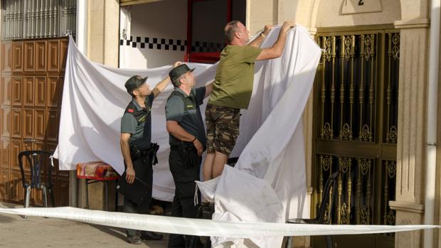 La Guardia Civil ayuda a clausurar el lugar del tiroteo