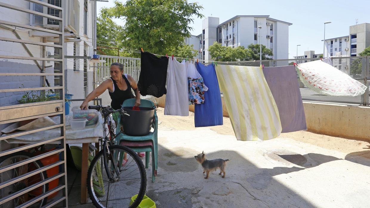 Una vecina del Sector Sur tiende la ropa en su vivienda