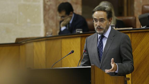 El consejero de Fomento, durante una intervención en el Parlamento