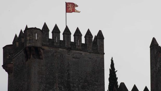 La bandera de la casa Lannister, una de las que protagonizan Juego de Tronos, en el castillo de Almodóvar