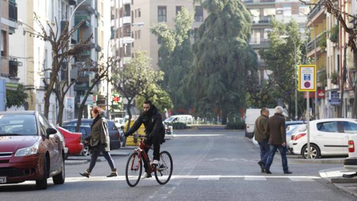 El joven iba a entrar en su portal de la calle Infanta Doña María, en Ciudad Jardín, cuando fue atacado