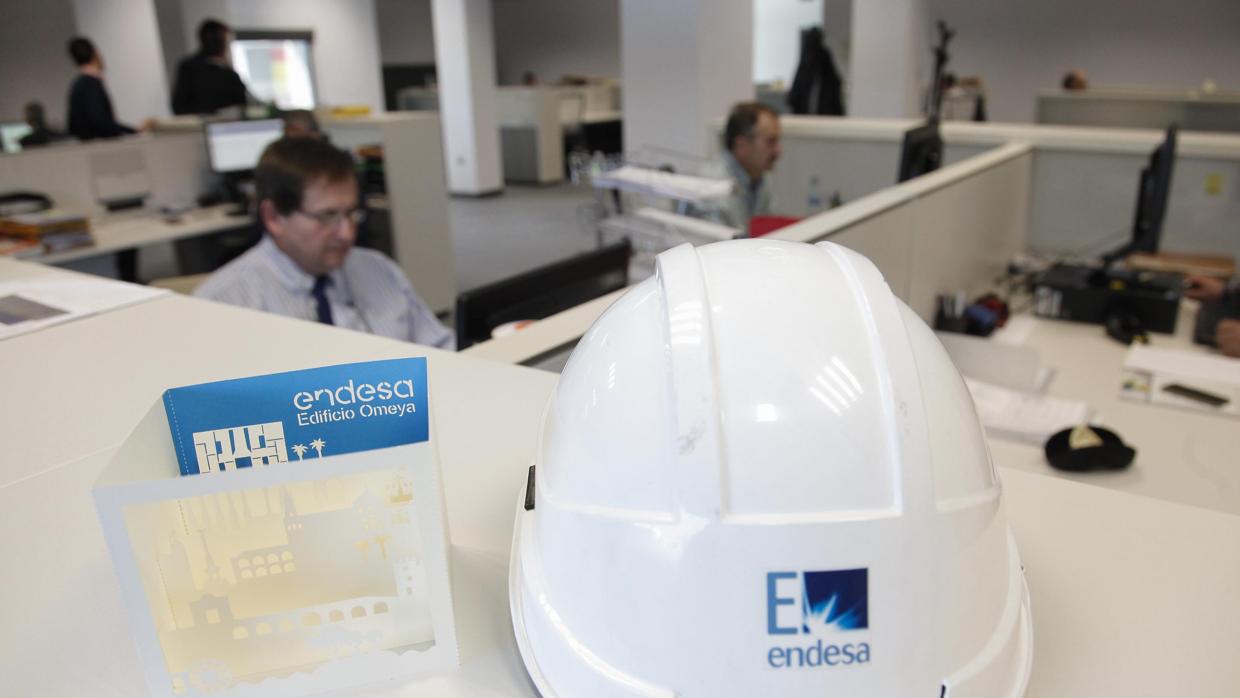 Un trabajador de Endesa en las instalaciones de la empresa en Córdoba