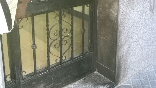El joven iba a entrar en su portal de la calle Infanta Doña María, en Ciudad Jardín, cuando fue atacado