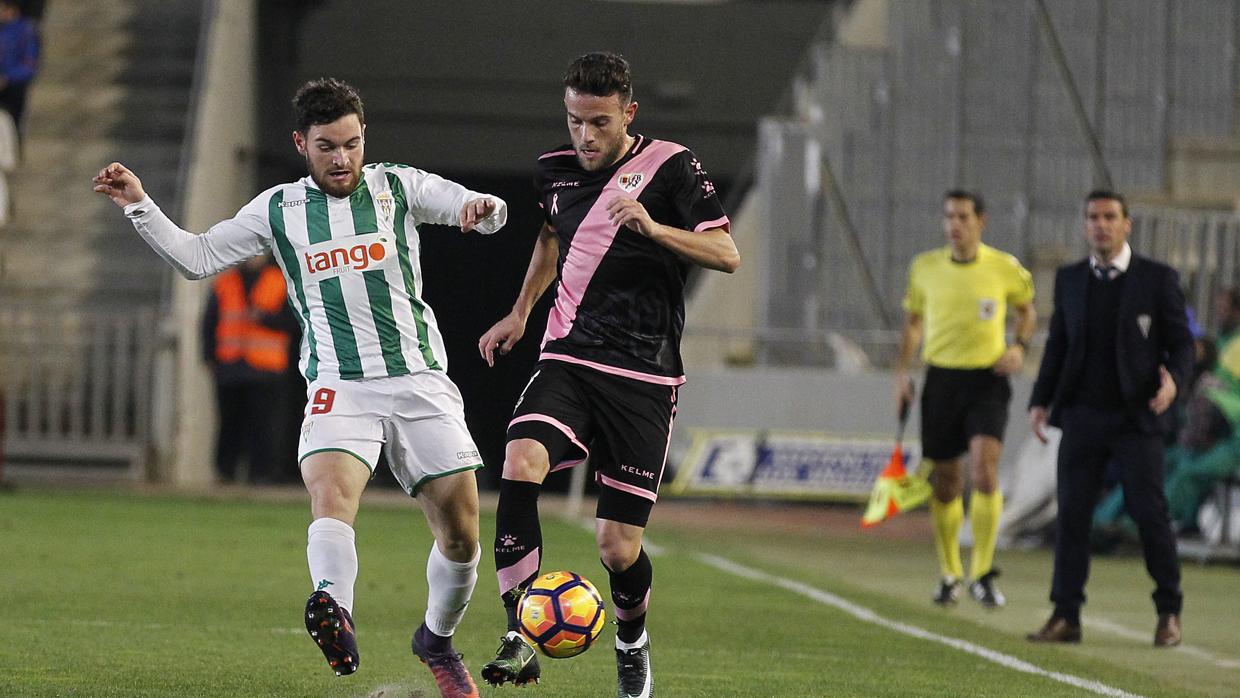 Quini conduce el balón ante Javi Varas, en el Córdoba-Rayo