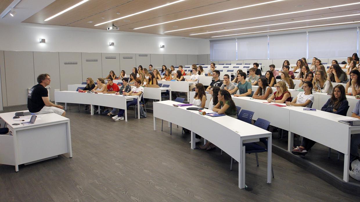 Alumnos en una clase de la Universidad Loyola