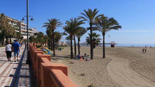 Vista del paseo y la playa de Torrebermeja-Santa Ana en Benalmádena