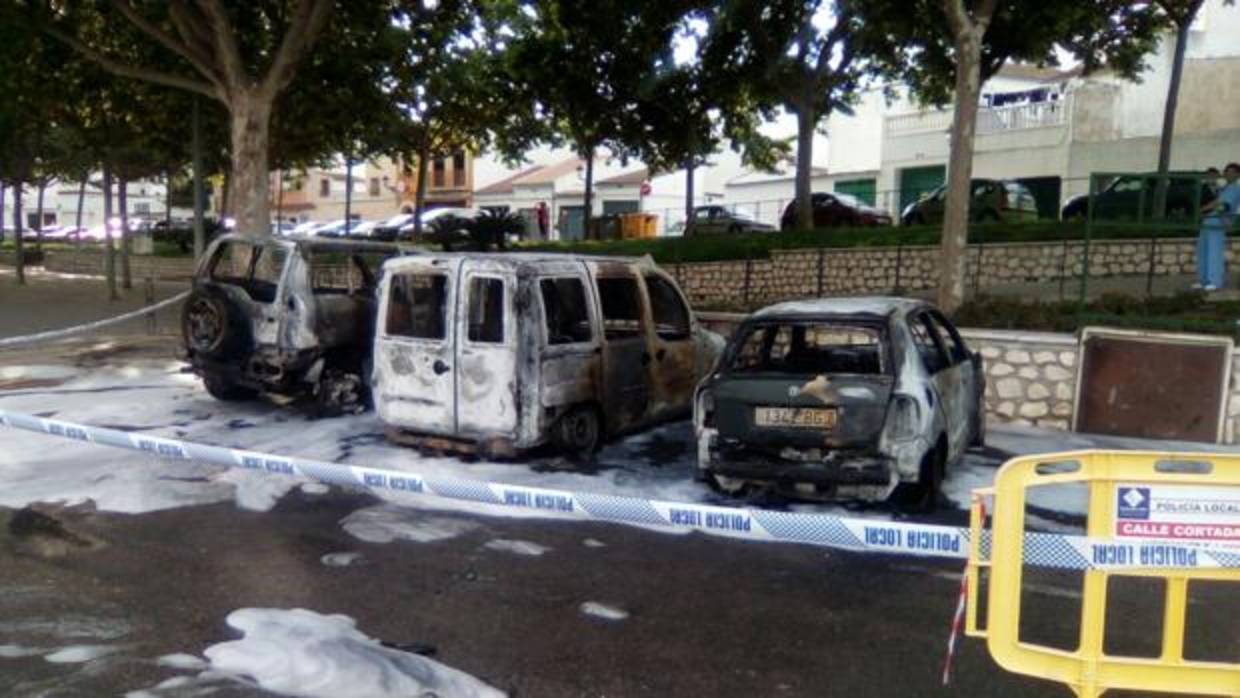 Estado en que quedaron los coches tras el incendio provocado