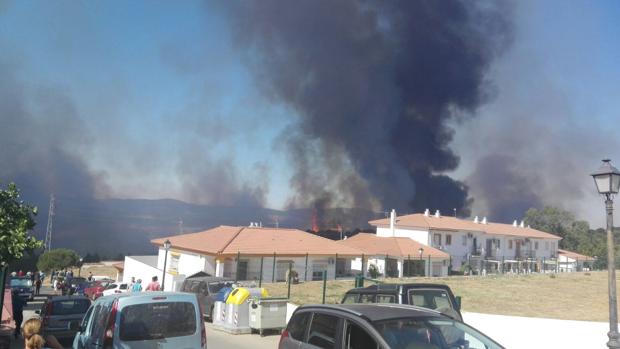 Desalojadas varias casas y un centro de discapacitados  en El Campillo por el incendio en Riotinto