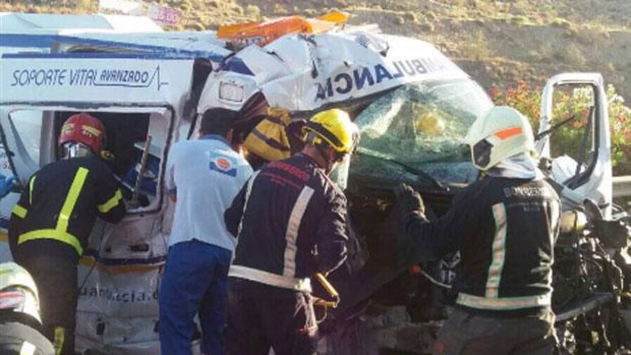 Sanitarios y bomberos han tenido que excarcelar a la mujer afectada por el accidente de ambulancia