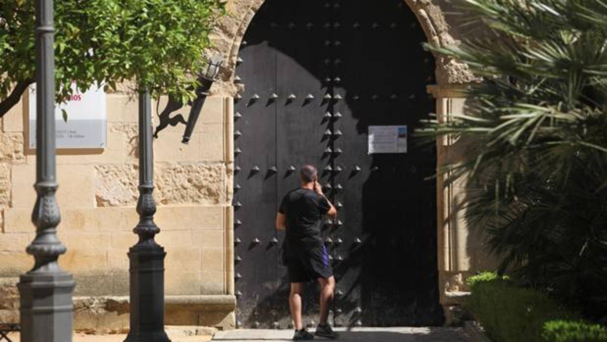 Un turista, ante la puerta cerrada del Alcázar