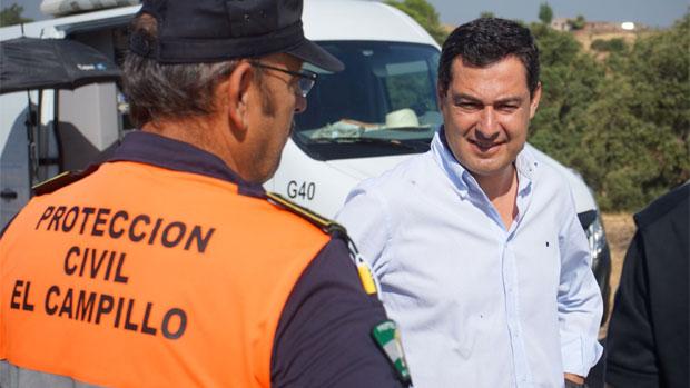 El presidente del PP andaluz, Juanma Moreno, durante su visita al incendio de Riotinto