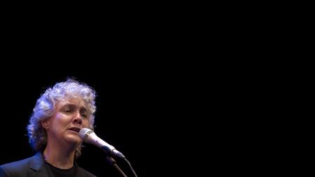 La artista catalana Mayte Martín durante un concierto