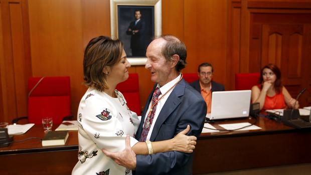 Andrés Pino y la alcaldesa, en el Pleno de la toma de posesión del concejal