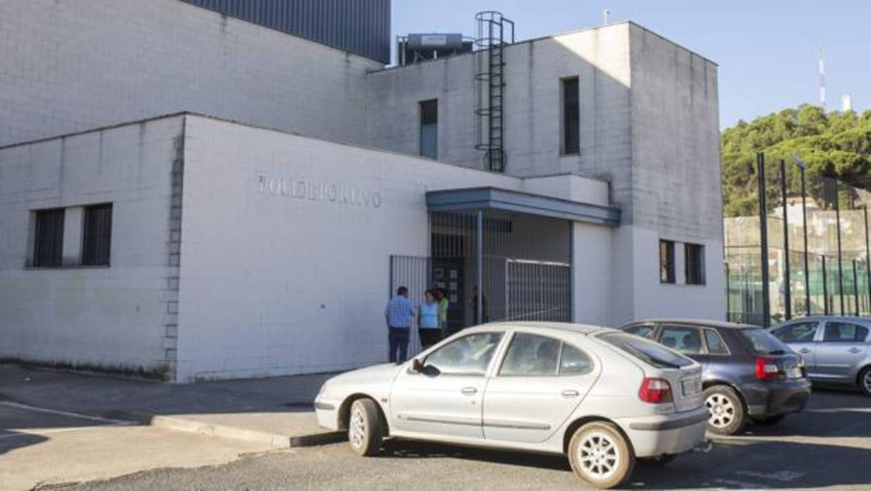 Unas cien personas están realojadas en el pabellón deportivo de El Campillo por el incendio de Riotinto