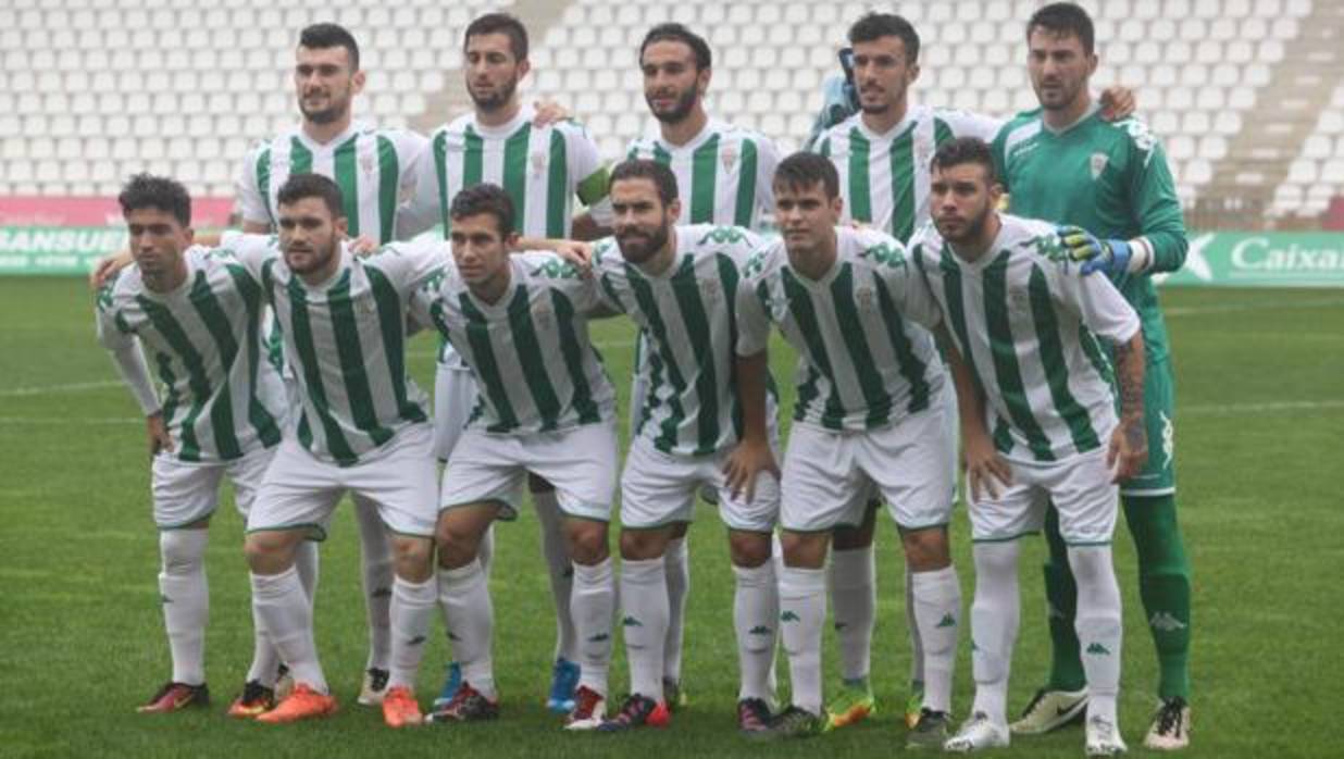 Fotografía de formación del Córdoba B ante el Recreativo