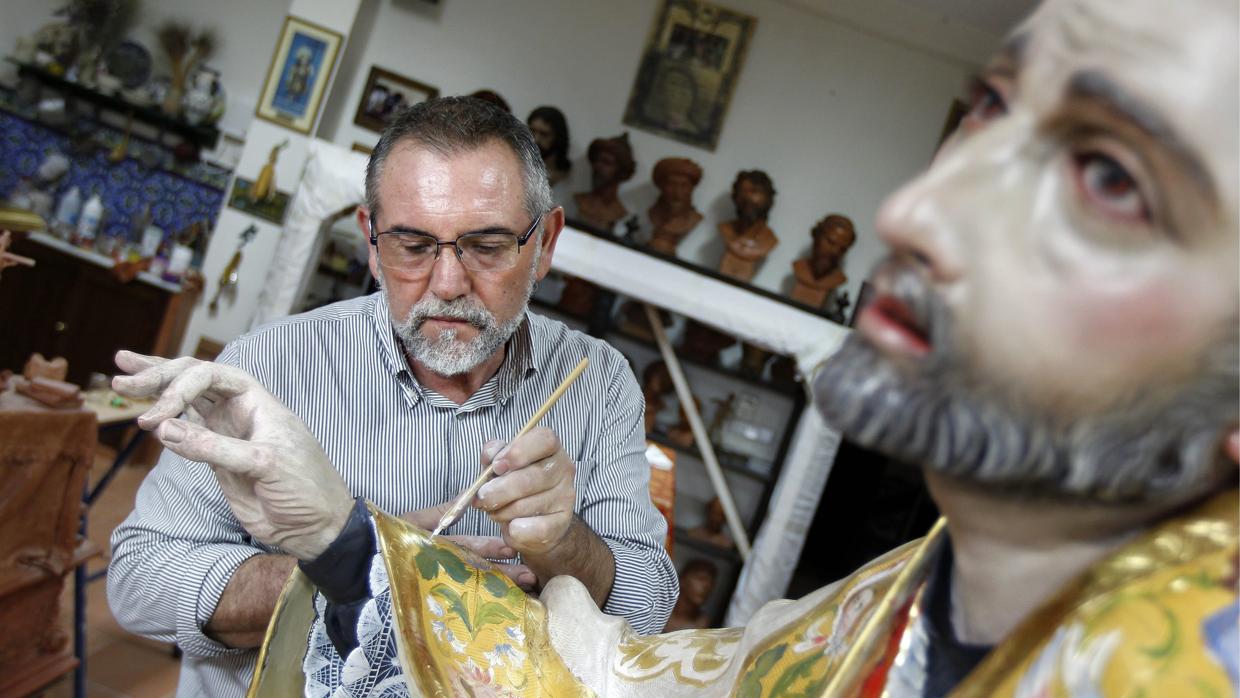 Antonio Bernal, trabajando en la imagen de San Juan de Ávila