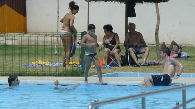 Un grupo de niños se baña en una piscina municipal de Córdoba