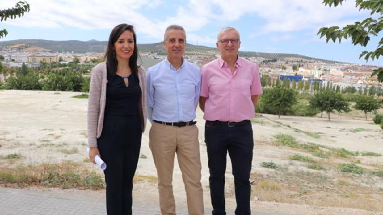 El alcalde de Lucena, Juan Pérez, en el centro, junto a dos ediles en los terrenos del futuro parque