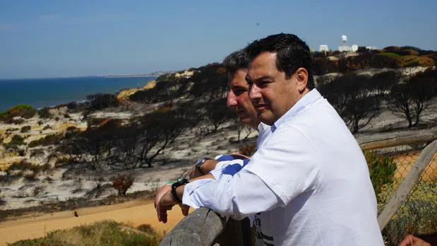 Juanma Moreno, durante su visita a la zona afectada por el incendio en el entorno de Doñana