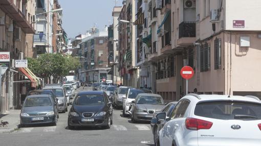 Vehículos circulando por la calle Periodista Eduardo Baro