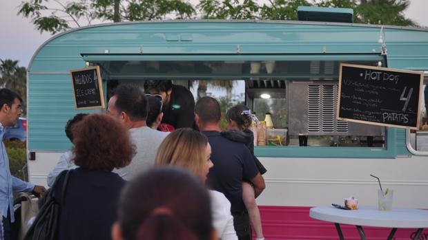 Uno de los camiones que asisten a la feria gastronómica de «food-trucks»