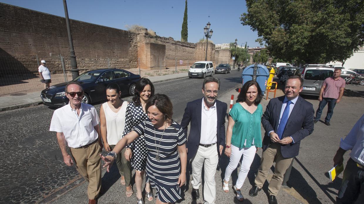 La alcaldesa, en junio, durante su visita a la Ronda del Marrubial para presentar su reforma