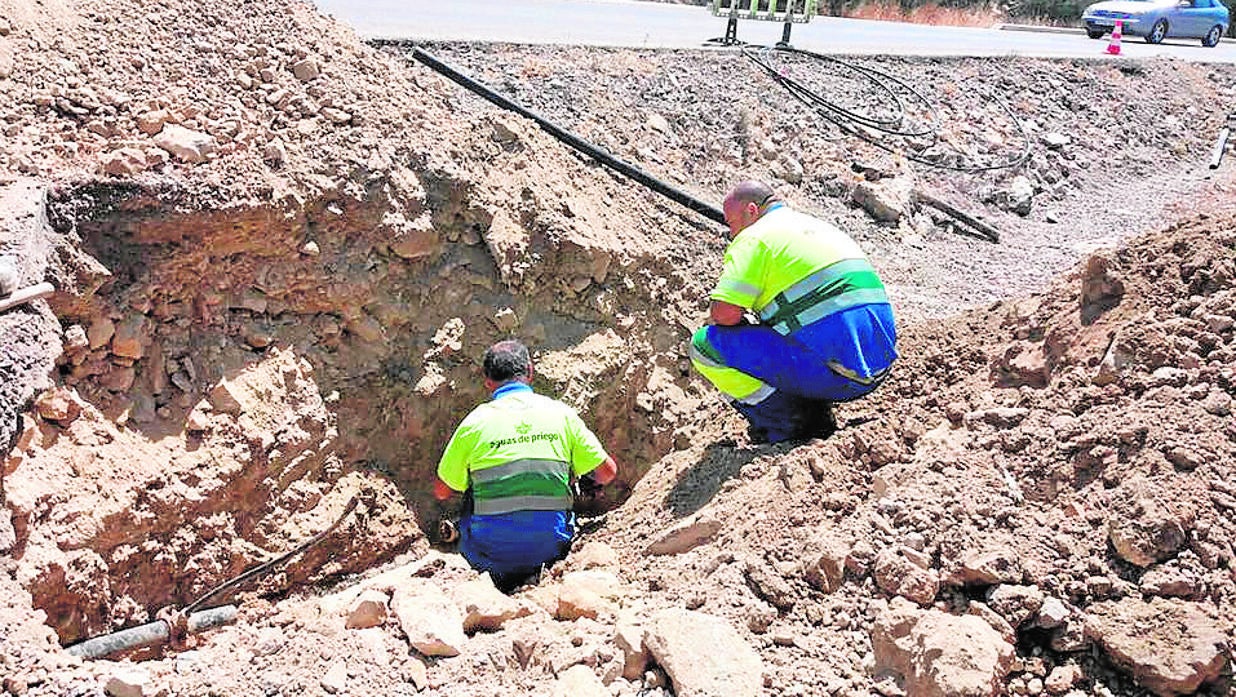 Dos operarios de Aguas de Priego arreglan el problema de abastecimiento