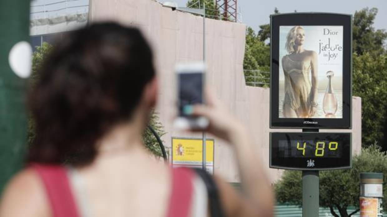 Un termómetro urbano marca esta tarde 48 grados en el entorno de la Estación de Renfe