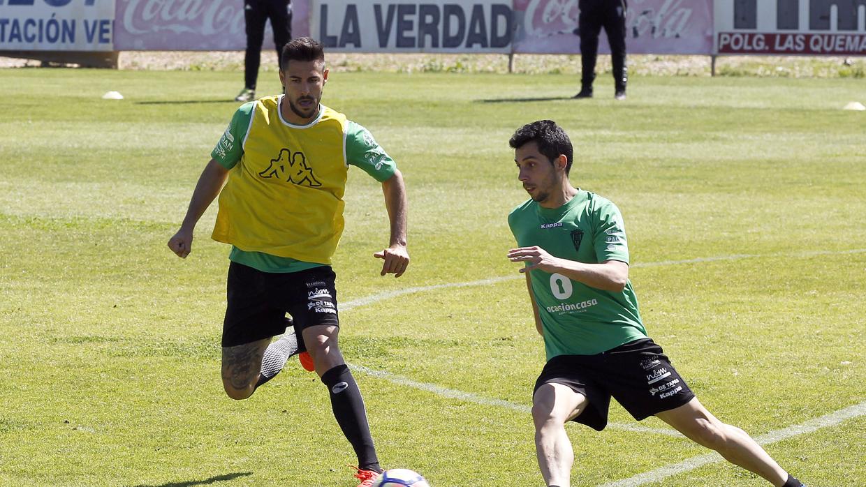 Luso pugna un esférico con Carlos Caballero en un entrenamiento