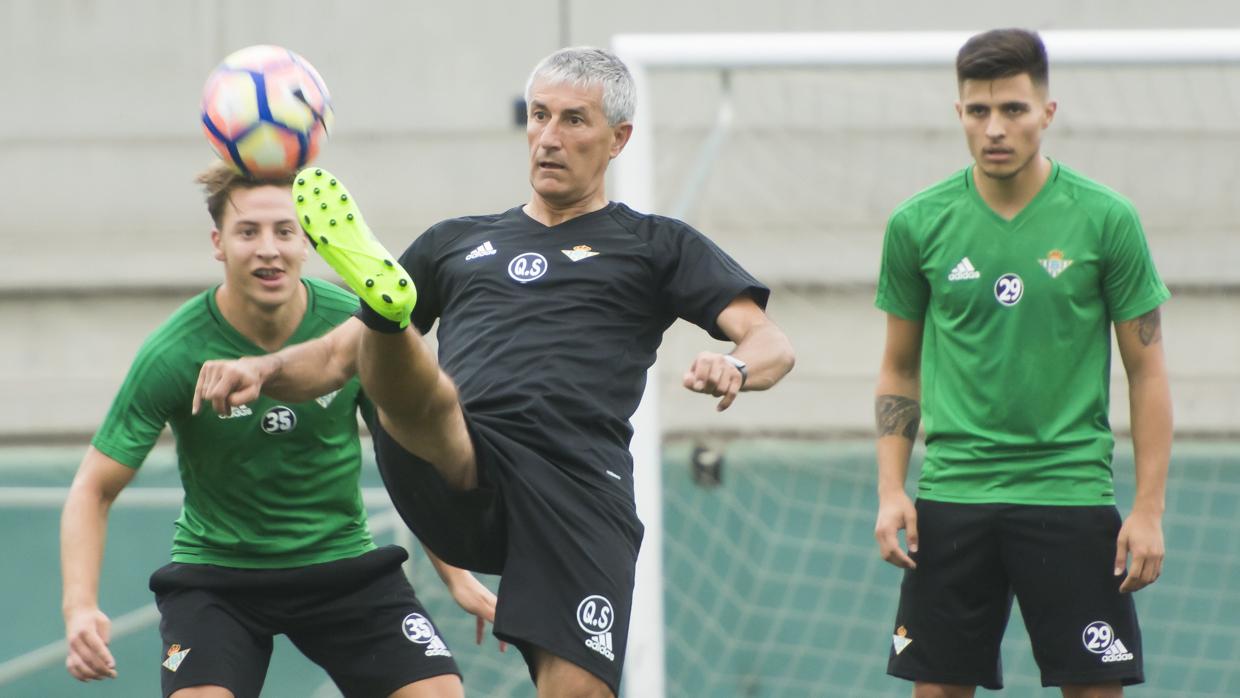 Quique Setién durante un entrenamiento con el Real Betis