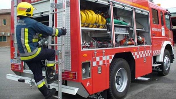 Los bomberos sofocan un incendio en una planta de reciclaje de plástico en Córdoba